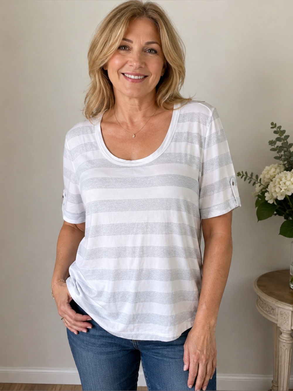 𝅺st John(yellow label)white metallic stripes top. Med